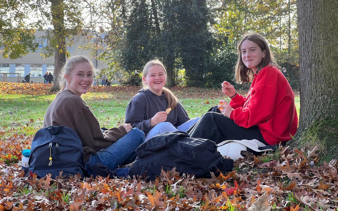 leerlingen Talentum eten in de tuin