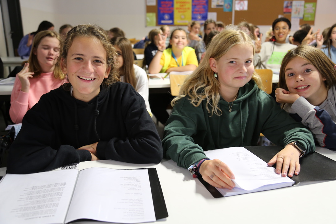 leerlingen met boek_talentum_zittendnaastelkaar