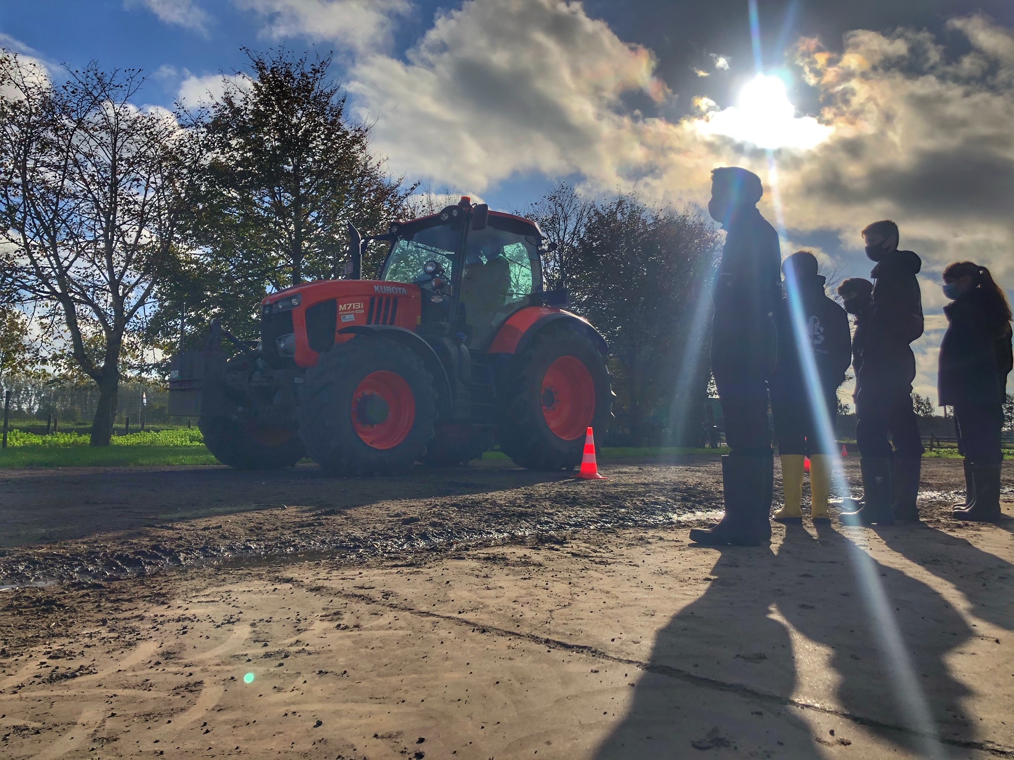 tractor_leerlingen_schoolhoeve_collegtendoorn_eeklo