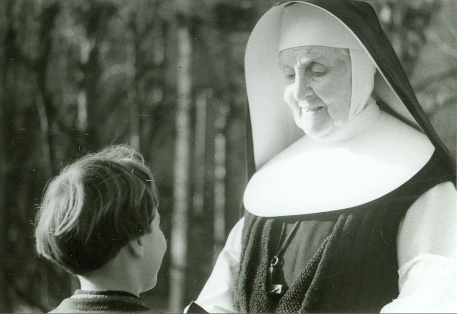 zuster van liefde met leerling in tuin college ten doorn eeklo