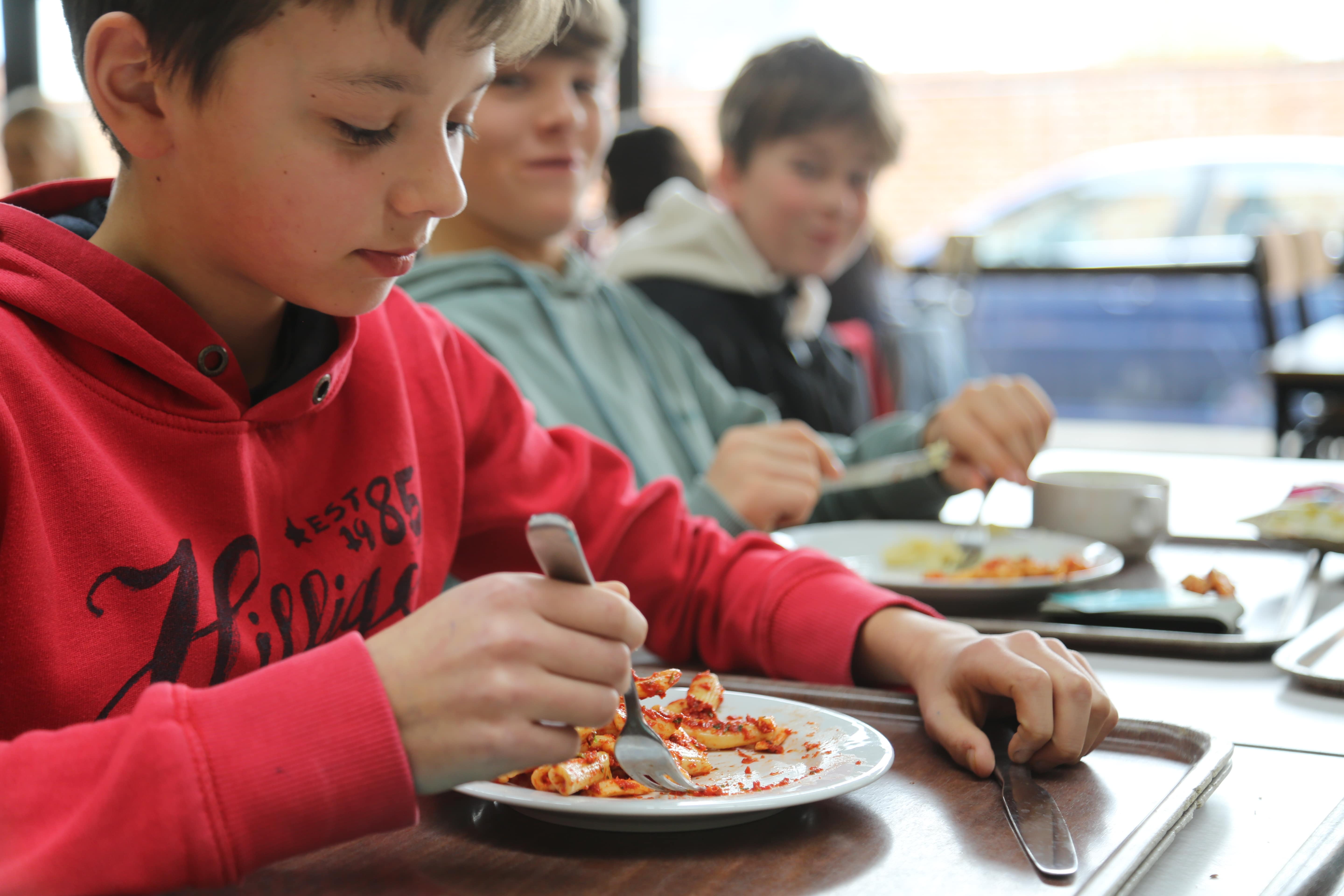 schoolrestaurant jongen eet