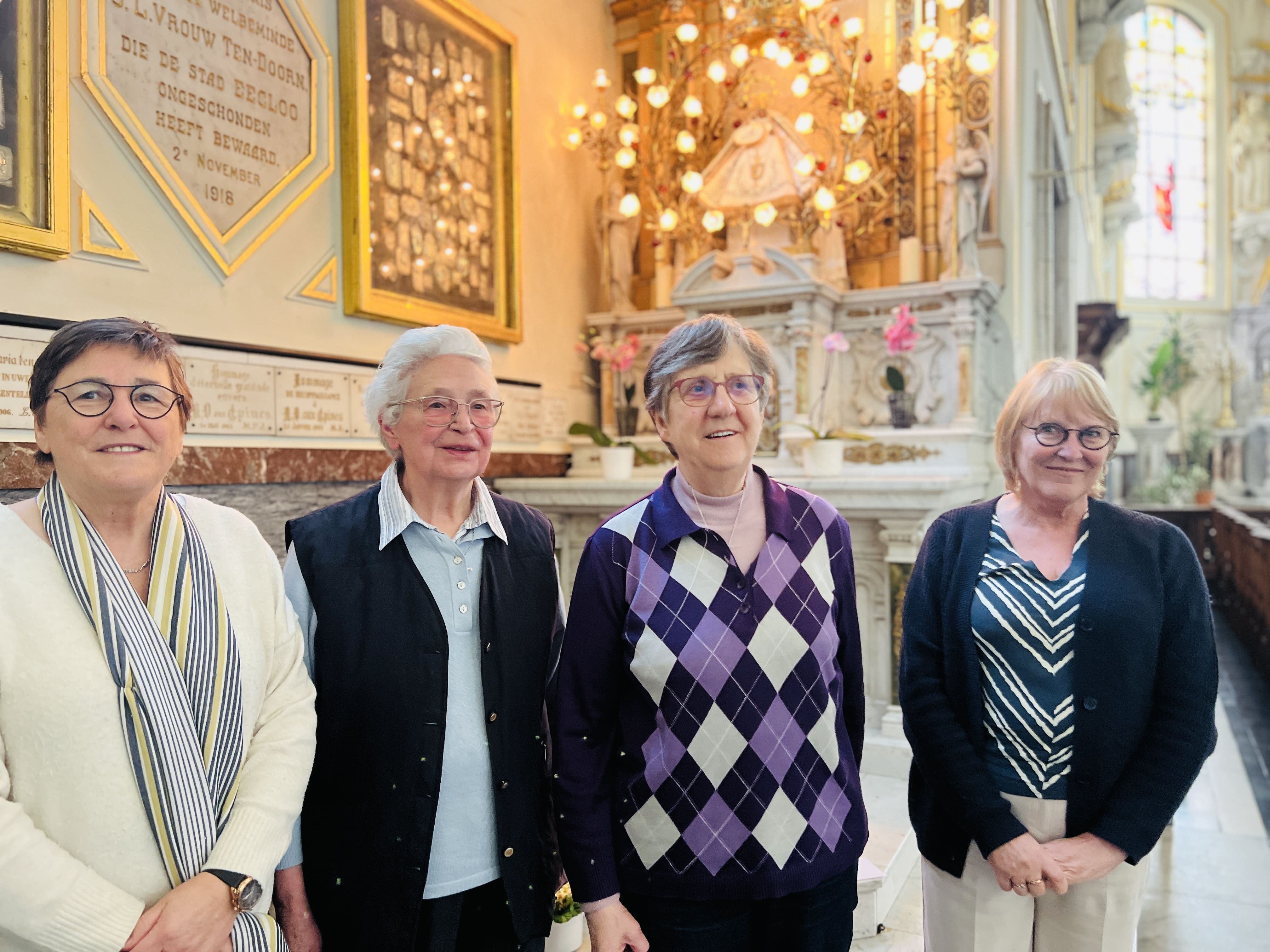 zuster Annie en zuster helene kleden laatste keer Mariabeeld 2